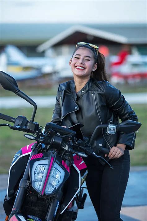 rica cabarrubias|Cebuana moto vlogger Jet Lee goes surfing in Guiuan.